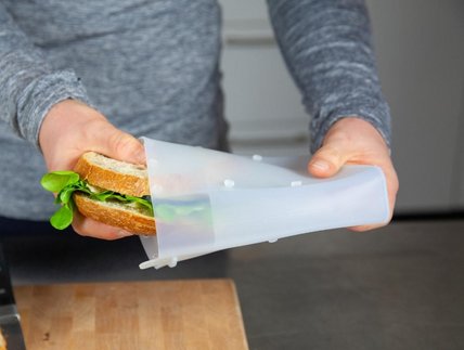 Nachhaltiger Silikonbeutel mit einem frischbelegtem Brot
