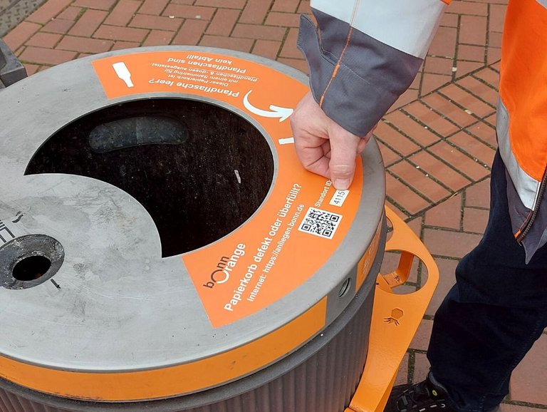 Pfandring-Aufkleber in der Fußgängerzone Duisdorf.