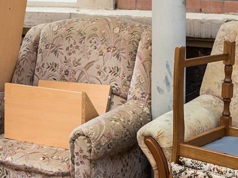 Sperrmüll in Bonn Alte Moebelstuecke und Gegenstaende stehen am Straßenrand.