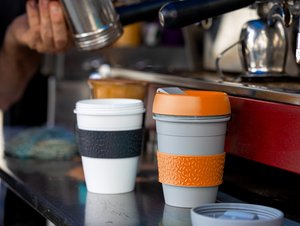 Mehrwegbecher in einem Café.