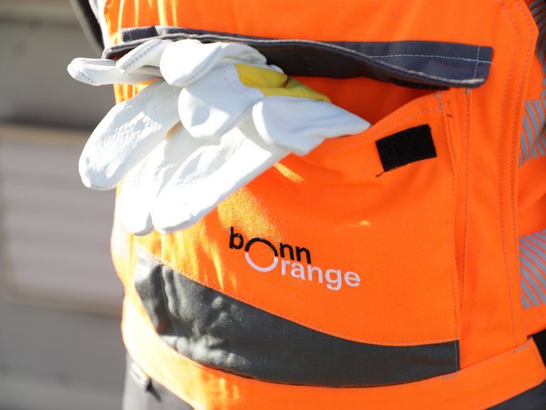 Arbeitshandschuhe in bonnorange-Latzhose