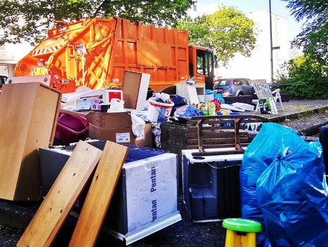 Möbel auf dem Sperrmüll mit Abfuhrsammelfahrzeug von bonnorange