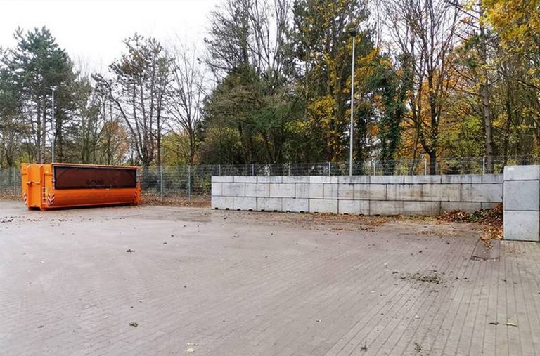 Qualifizierte Grünannahmestelle in Ückesdorf Container und ebenerdige Schüttfläche begrenzt durch Legiosteine auf der qualifizierten Grünannahmestelle in Ückesdorf