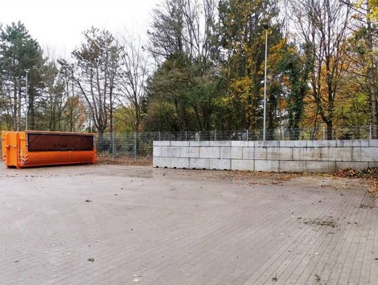 Qualifizierte Grünannahmestelle in Ückesdorf Container und ebenerdige Schüttfläche begrenzt durch Legiosteine auf der qualifizierten Grünannahmestelle in Ückesdorf