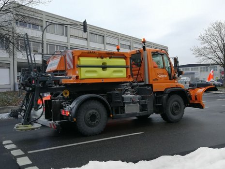 Winterdienstfahrzeug Unimog-Winterdienstfahrzeug von bonnorange