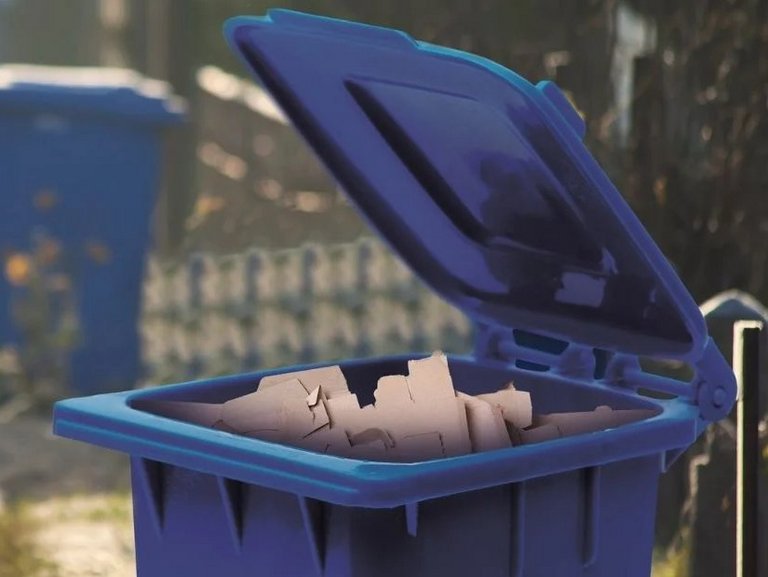 Sliderbild Blaue Tonne Sliderbild mit Blauen Papiertonnen in einer Straße