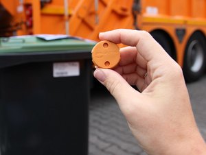 Eine Hand, die einen Identifikationschip hält.