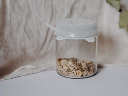 Silikondeckel auf einem Glas mit Müsli