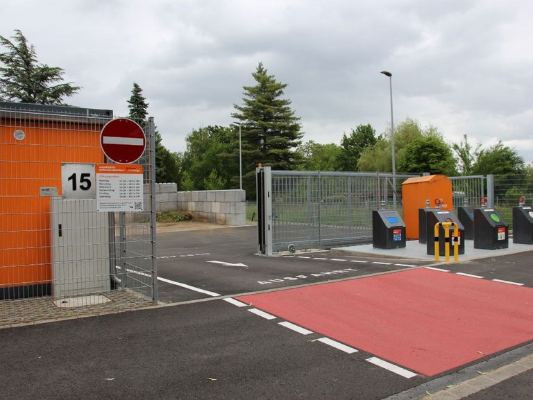 Seitliche Ansicht der qualifizierten Grünannahmestelle Südfriedhof der bonnorange AöR