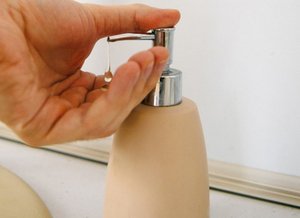 Hand waschen mit Flüssigseife 