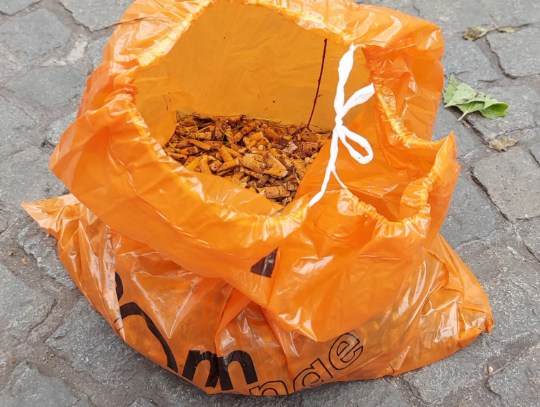 Kippen-Woche Abfallsack mit gesammelten Zigarettenkippen