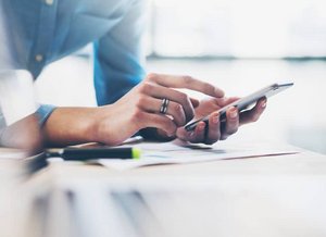 Eine Person bedient ein Smartphone.