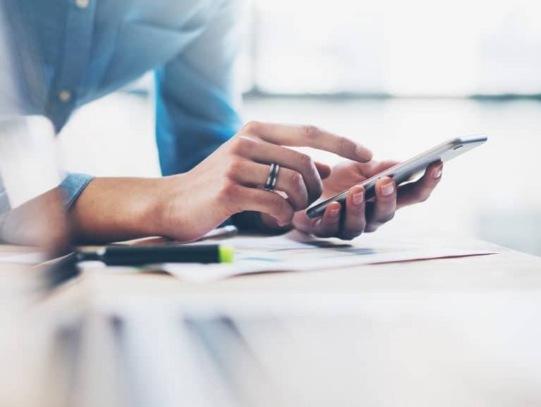 Teaser App: Eine Person bedient ein Smartphone. Eine Person bedient ein Smartphone.