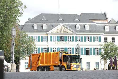 Abfallsammelfahrzeug auf dem Münsterplatz