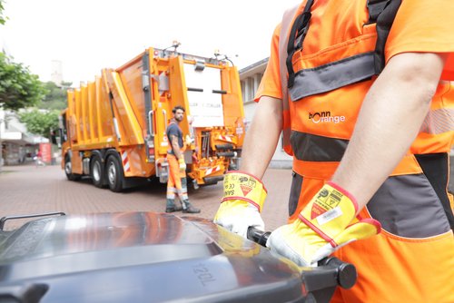 Abfallsammelfahrzeug in Bad Godesberg mit Tonne