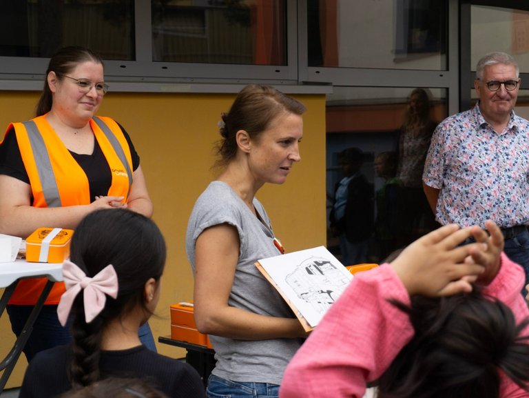 bonnorange Einschulungsaktion - Umweltbildung bonnorange Einschulungsaktion - Umweltbildung übergibt die Geschenke