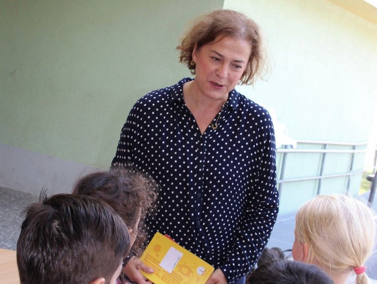 Einschulungsaktion von bonnorange: Dr. Sautter verteilt Schulhefte Einschulungsaktion von bonnorange: Dr. Sautter verteilt Schulhefte