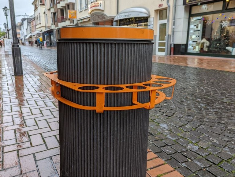 Papierkorb mit Pfandring in der Fußgängerzone Duisdorf