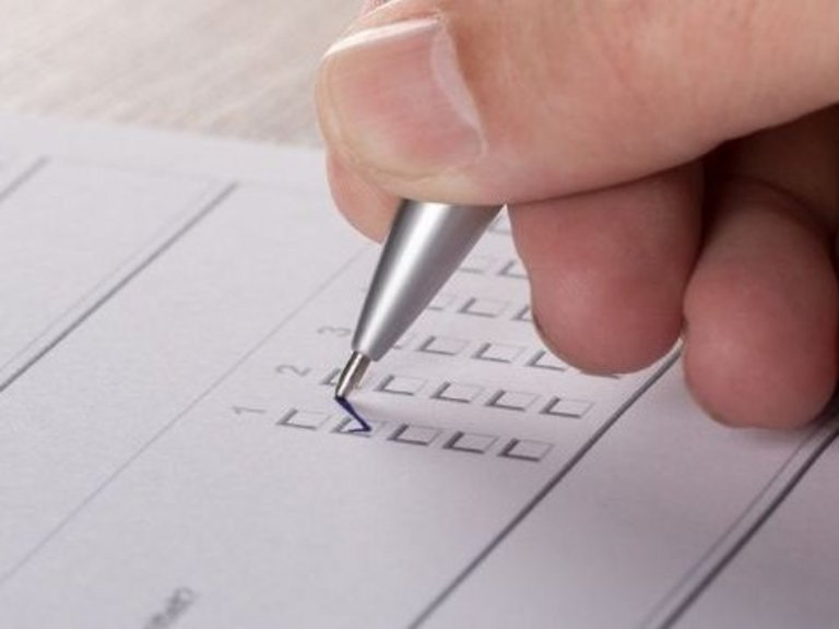 bonnorange Umfrage Stadtsauberkeit: Hand füllt Umfrage aus