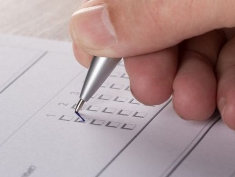 bonnorange Umfrage bonnorange Umfrage Stadtsauberkeit: Hand füllt Umfrage aus