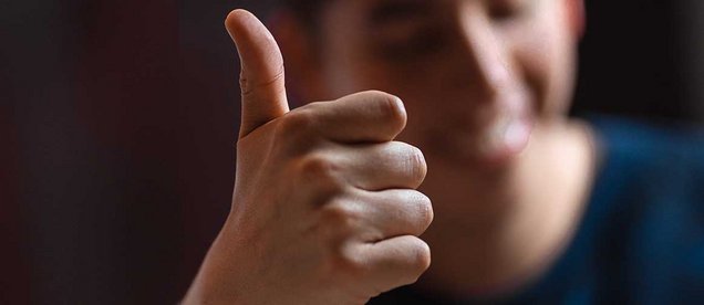 Kundenzufriedenheit bei bonnorange Kundenzufriedenheit bei bonnorange: Person zeigt Daumen hoch