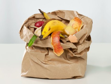 Papiertüte mit Bioabfall.