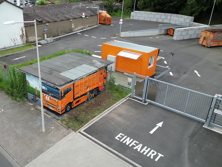 Foto der Einfahrt der qualifizierten Grünannahmestelle Beuel Graffiti am Trafohaus der qualifizierten Grünannahmestelle in Beuel