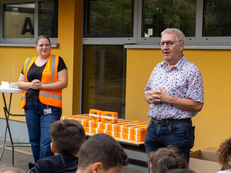 bonnorange Einschulungsaktion - Richard Münz übergibt Mehrwegboxen bonnorange Einschulungsaktion - Richard Münz übergibt Mehrwegboxen