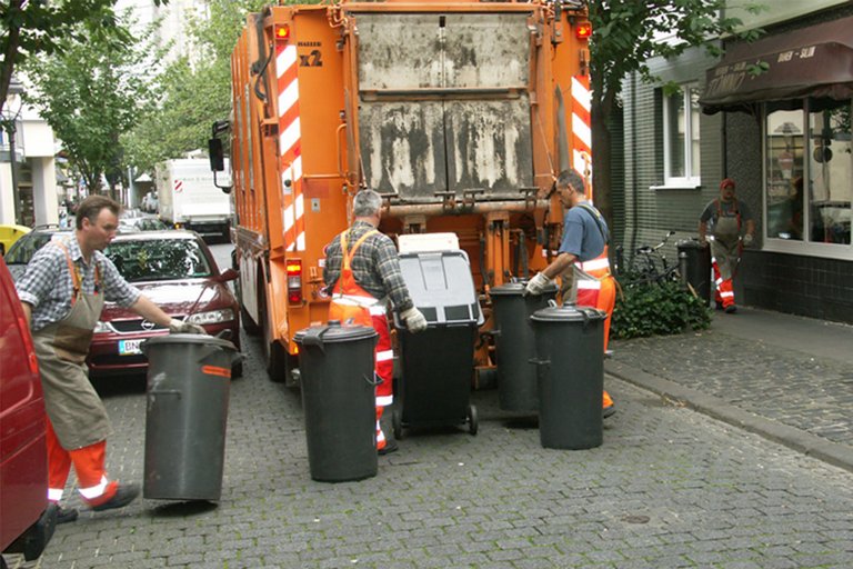 Abfallsammelfahrzeug mit Restabfalltonnen Abfallsammelfahrzeug mit Restabfalltonnen