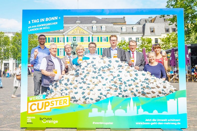 Pressetermin "Mehrweg statt Einweg" Pressetermin "Mehrweg statt Einweg" vor dem alten Rathaus Bonn