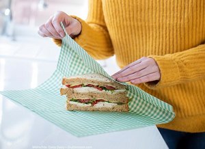 Sandwich wird in Wachstuch eingewickelt