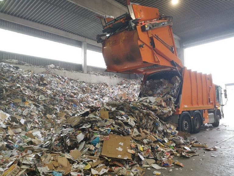 Abfallsammelfahrzeug in der Papiersortieranlage der RSAG Abfallsammelfahrzeug in der Papiersortieranlage der RSAG
