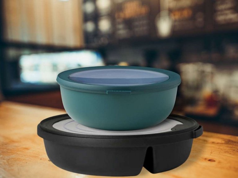 Mehrwegpflicht: Zwei Mehrweg-Behälter übereinandergestapelt auf einer Theke.