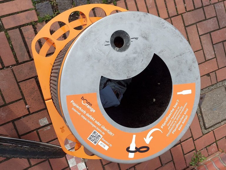 Pfandring-Aufkleber in der Fußgängerzone Duisdorf.