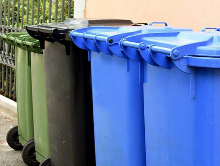 bonnorange Abfalltonnen mit grüner Tonne, Restabfalltonne und Papier.