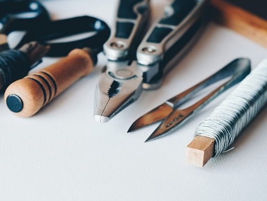 Verschiedenes Werkzeug liegt auf einem Werkstisch. 