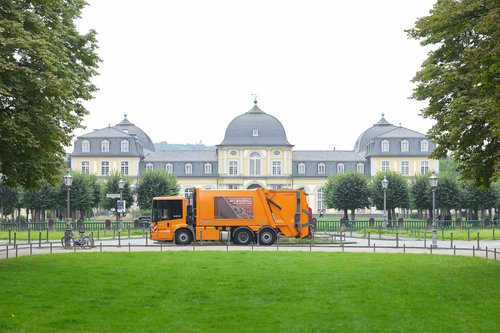 Bioabfallsammelfahrzeug vor Poppelsdorfer Schloss in Bonn