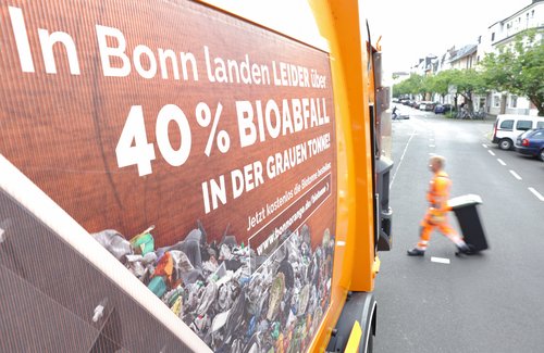 Nahaufnahme Abfallsammelfahrzeug von bonnorange mit Fahrzeugwerbung zum Thema Bioabfall.
