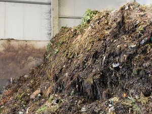 Ein Berg Bioabfall in einer Halle