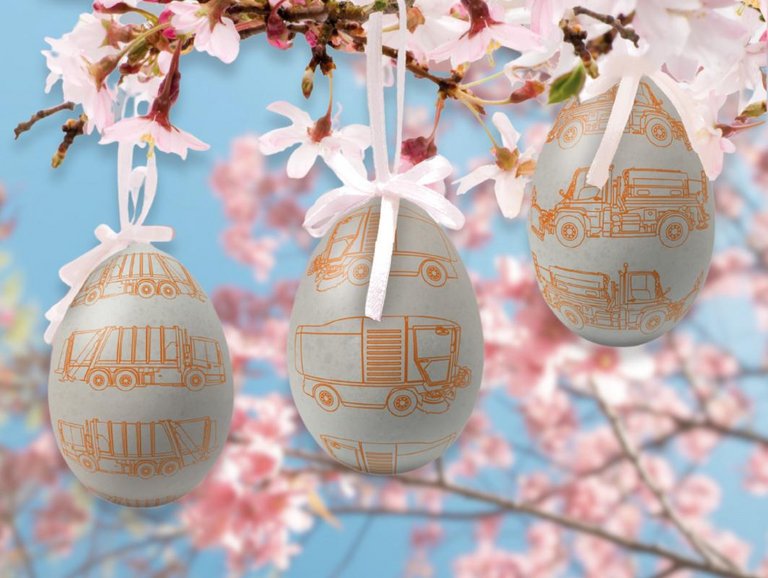 Ostereier von bonnorange an einem Kirschblüten-Ast