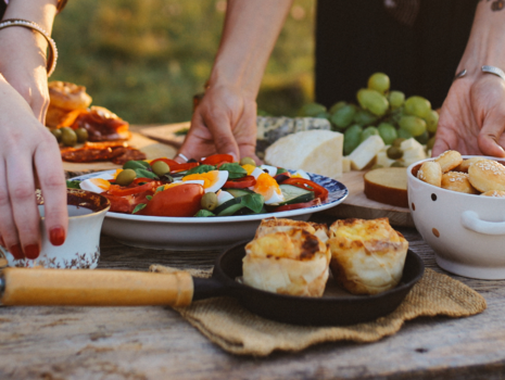 Tisch mit Grillpicknick Tisch mit Grillpicknick