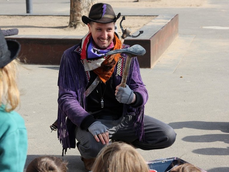 Der Rhein Ranger zeigt seine Fundstücke.