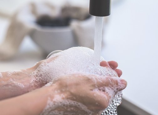 Eingeschäumte waschende Hände Eingeschäumte waschende Hände