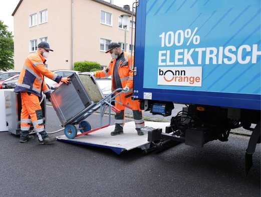 Zwei Mitarbeiter von bonnorange bei der Abholung von Elektrogroßgeräten