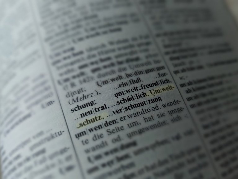 Umweltschutz im Duden Aufgeschlagener Duden beim Wort "Umweltschutz"